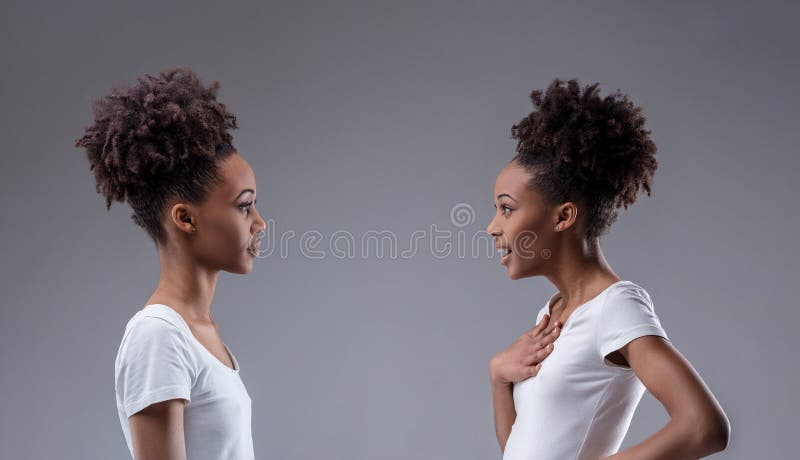 Jugement contre soi-même reflet de surprise. qui? moi? photos libres de droits