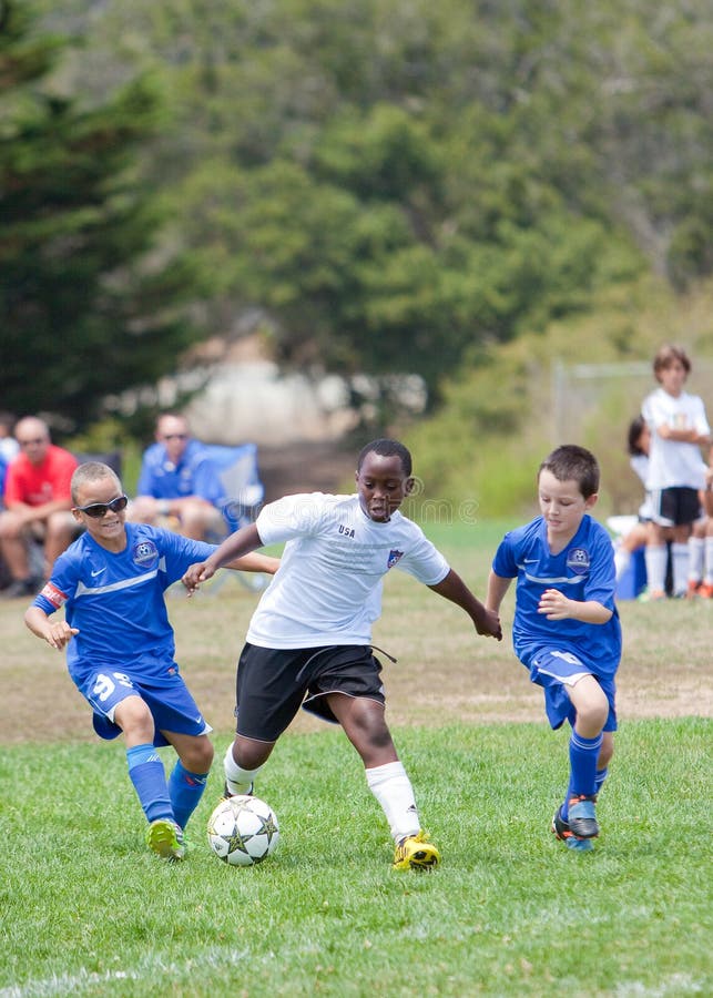 Jugend-Fußball-Fußball-Spieler-Kampf für den Ball stockfoto Jugend-Fußball-Fußball-Spieler-Kampf für den Ball stockfoto