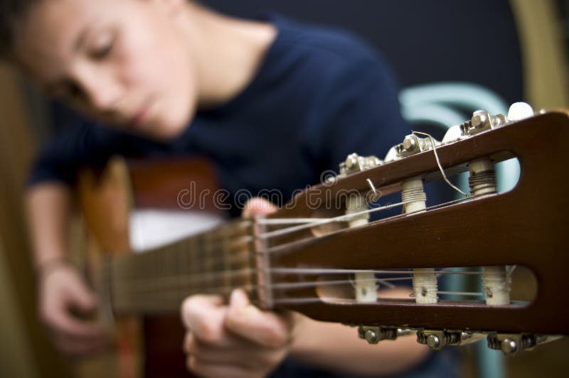 Jugendgitarrenspieler lizenzfreie stockbilder Jugendgitarrenspieler lizenzfreie stockbilder