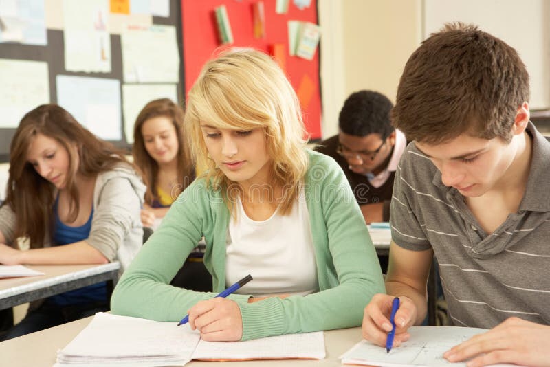 Jugendkursteilnehmer-Studieren lizenzfreies stockbild Jugendkursteilnehmer-Studieren lizenzfreies stockbild