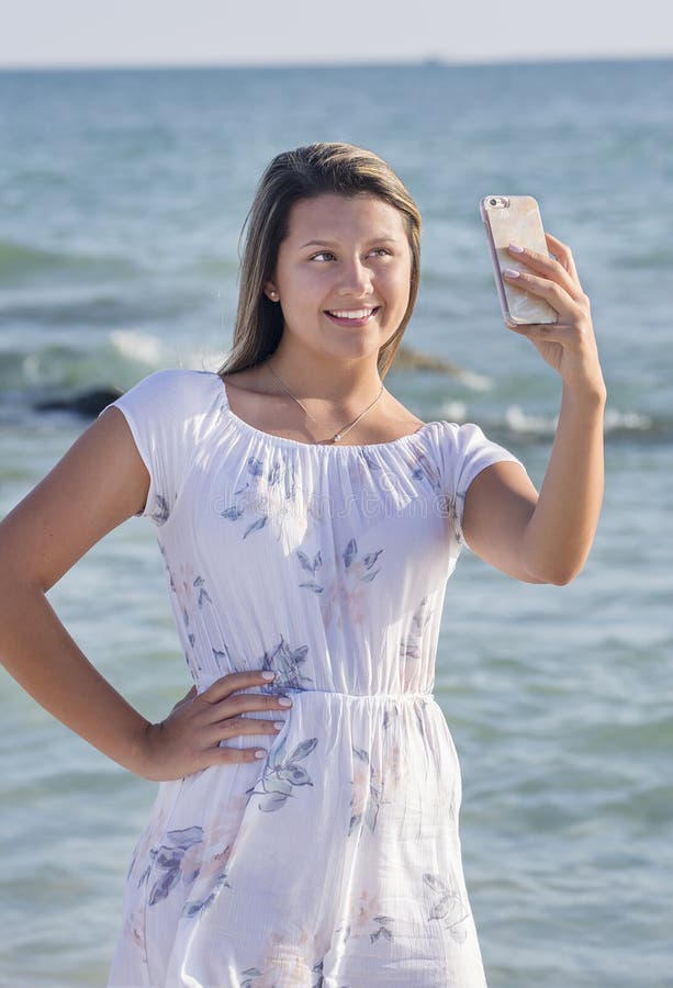 Jugendlich Ein Selfie Auf Dem Strand Nahaufnahme Nehmend Stockbild Bild Von Person Text