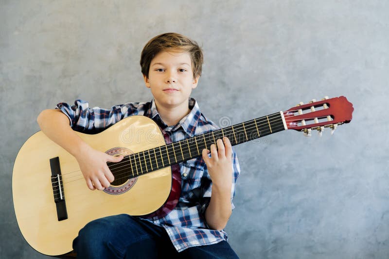 Jugendlich Junge, Der Akustikgitarre Spielt Stockbild Bild von