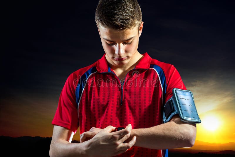 Jugendlich Junge reviewong Sporttätigkeit auf intelligenter Uhr stockfoto Jugendlich Junge reviewong Sporttätigkeit auf intelligenter Uhr stockfoto