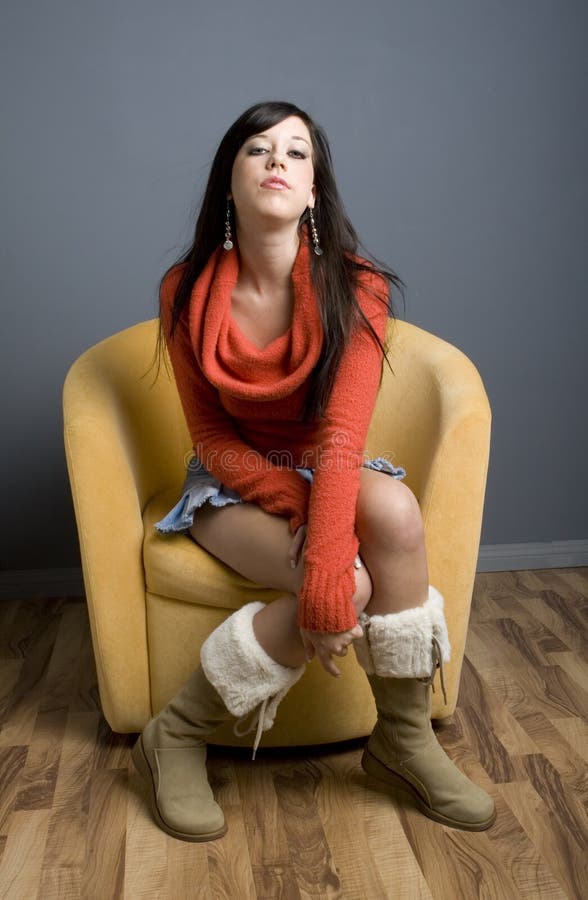 Jugendlich Mädchen, das im Stuhl sitzt lizenzfreies stockfoto Jugendlich Mädchen, das im Stuhl sitzt lizenzfreies stockfoto
