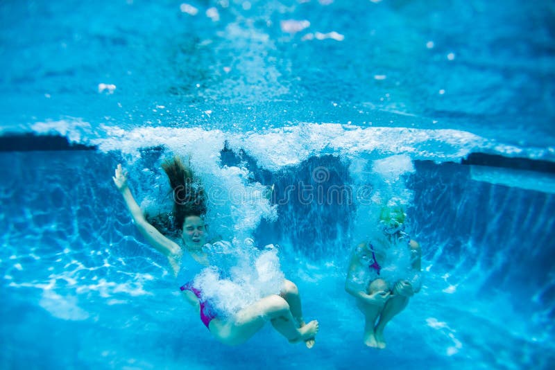 Mädchen Taucht Pool Underwater Stockfoto Bild Von Farbe