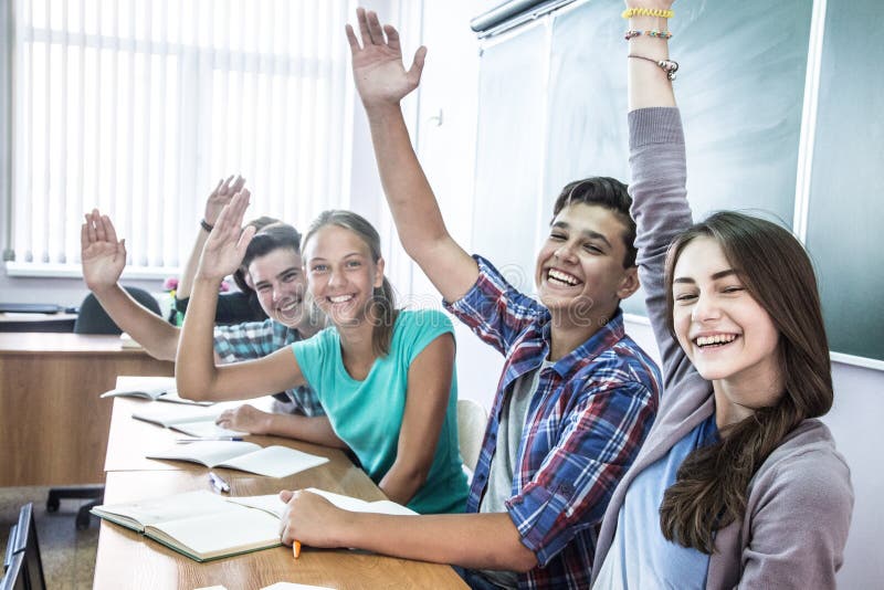 Jugendliche an der Schule lizenzfreie stockfotos Jugendliche an der Schule lizenzfreie stockfotos
