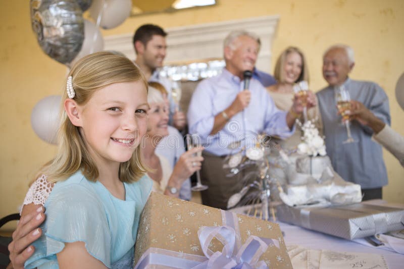 Jugendliche, die Geschenk hält lizenzfreies stockfoto Jugendliche, die Geschenk hält lizenzfreies stockfoto