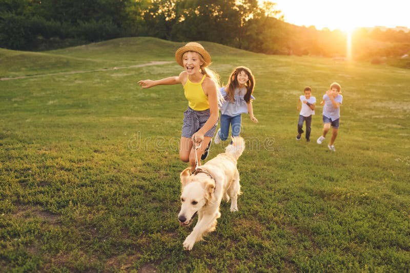 Jugendliche Mit Dem Hund, Der In Park Geht Stockfoto Bild von teens