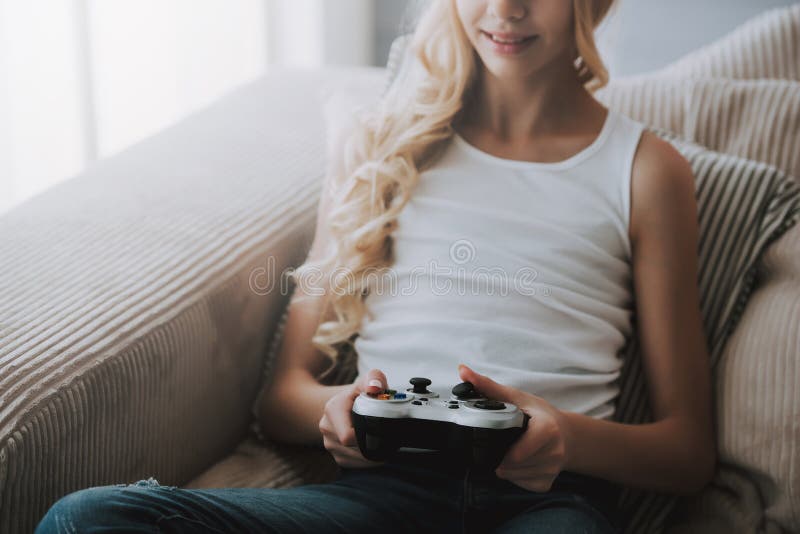 Jugendliche mit Gamecontroller spielt Videospiel stockbilder Jugendliche mit Gamecontroller spielt Videospiel stockbilder