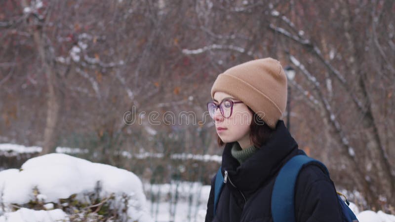 Jugendliche wandern im Winter durch den Park