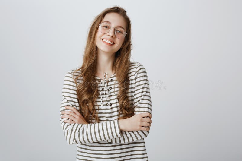 Jugendliche überzeugt in Porträt der schönen jungen kreativen Frau in der transparenten modischen Eyewearstellung lizenzfreie stockfotografie Jugendliche überzeugt in Porträt der schönen jungen kreativen Frau in der transparenten modischen Eyewearstellung lizenzfreie stockfotografie