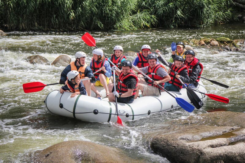 Jugendlicher, der auf dem Fluss-, Extrem- und Spaßsport an der Touristenattraktion flößt Flößen auf stockfotografie Jugendlicher, der auf dem Fluss-, Extrem- und Spaßsport an der Touristenattraktion flößt Flößen auf stockfotografie