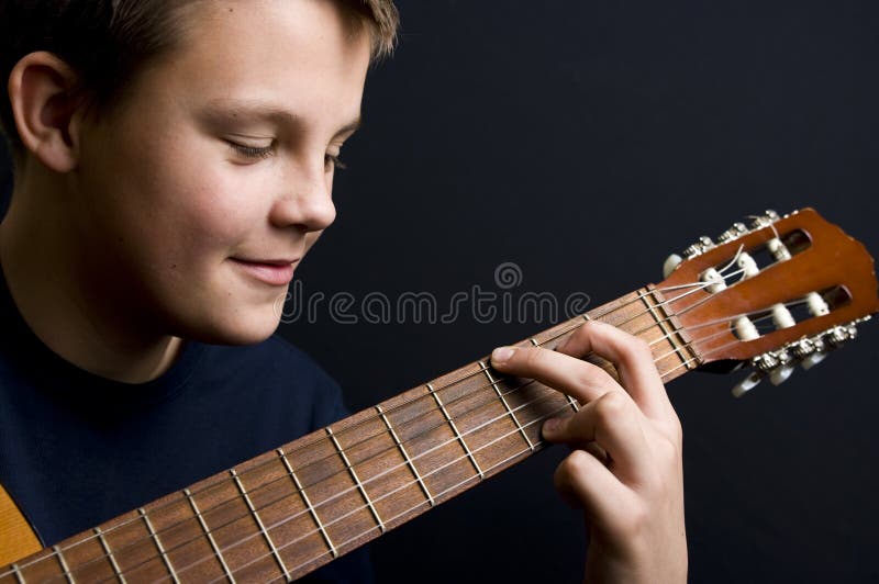 Teenager beim Gitarrespielen stockbilder