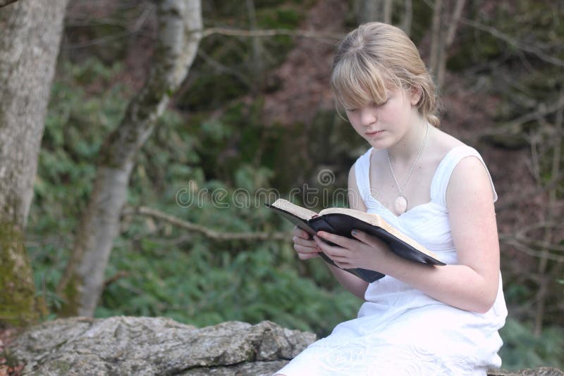 Jugendlicher, der ihre Bibel 2 liest stockbilder Jugendlicher, der ihre Bibel 2 liest stockbilder