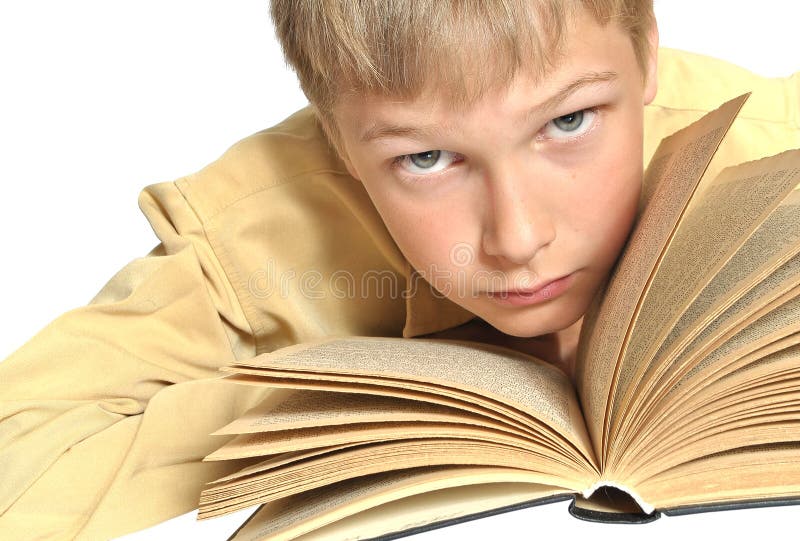 Jugendlicher liest Buch. stockbild Jugendlicher liest Buch. stockbild