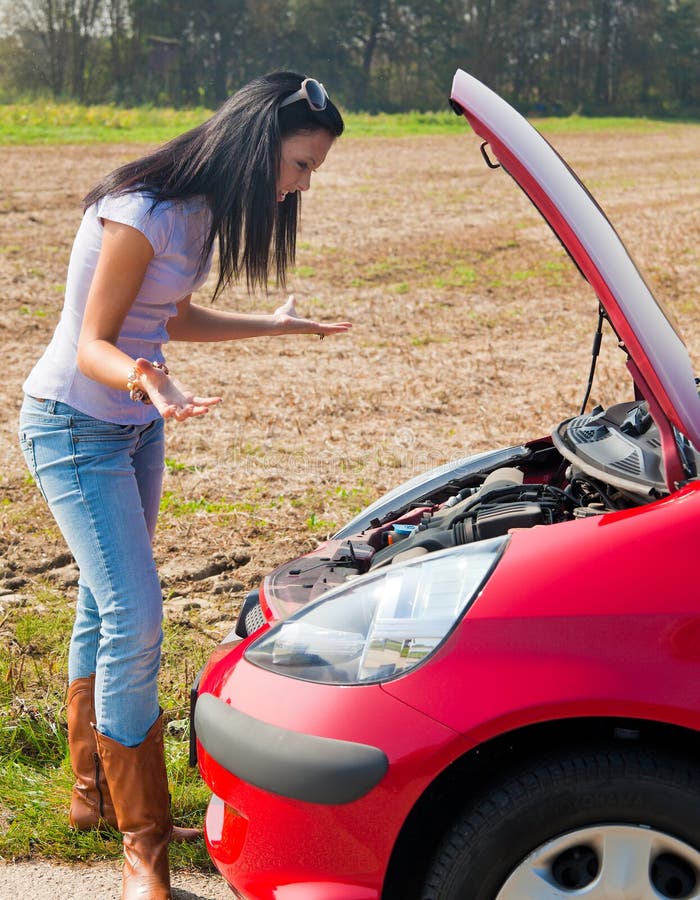 Jugendlicher mit aufgegliedertem Auto stockbilder Jugendlicher mit aufgegliedertem Auto stockbilder