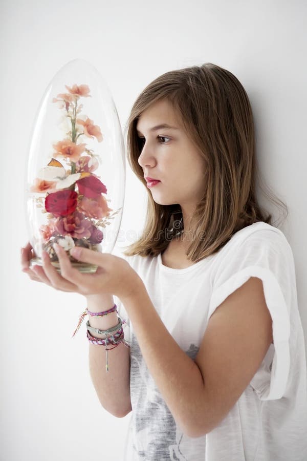Jugendlicher passt ein Glasgefäß auf lizenzfreies stockbild Jugendlicher passt ein Glasgefäß auf lizenzfreies stockbild