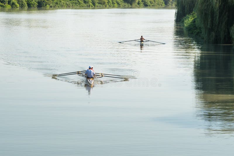 Jugendsportler in einem Boot, rudernd auf dem Fluss Rioni, Poti, GE stockbilder Jugendsportler in einem Boot, rudernd auf dem Fluss Rioni, Poti, GE stockbilder