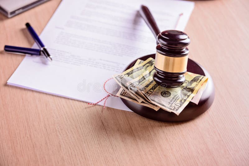 Jugez le marteau et l'argent à côté du jugement sur la table en bois images libres de droits Jugez le marteau et l'argent à côté du jugement sur la table en bois images libres de droits