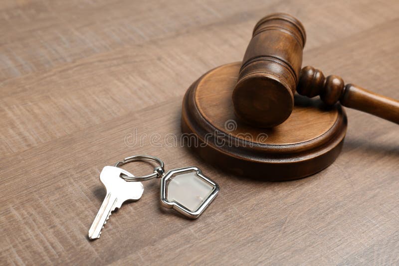 Jugez le marteau et logez la clé sur le fond en bois, plan rapproché Concept de loi de domaine images libres de droits Jugez le marteau et logez la clé sur le fond en bois, plan rapproché Concept de loi de domaine images libres de droits