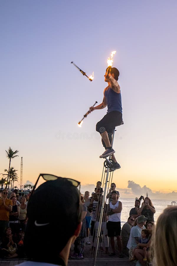 Juggler da rua em Mallory Square, Key West imagem de stock royalty free Juggler da rua em Mallory Square, Key West imagem de stock royalty free