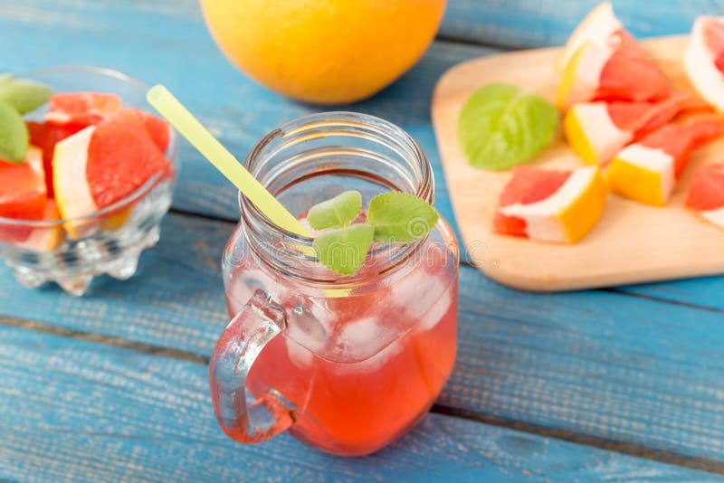 Jugo De La Naranja Y De Pomelo En Vidrio Imagen de archivo Imagen de