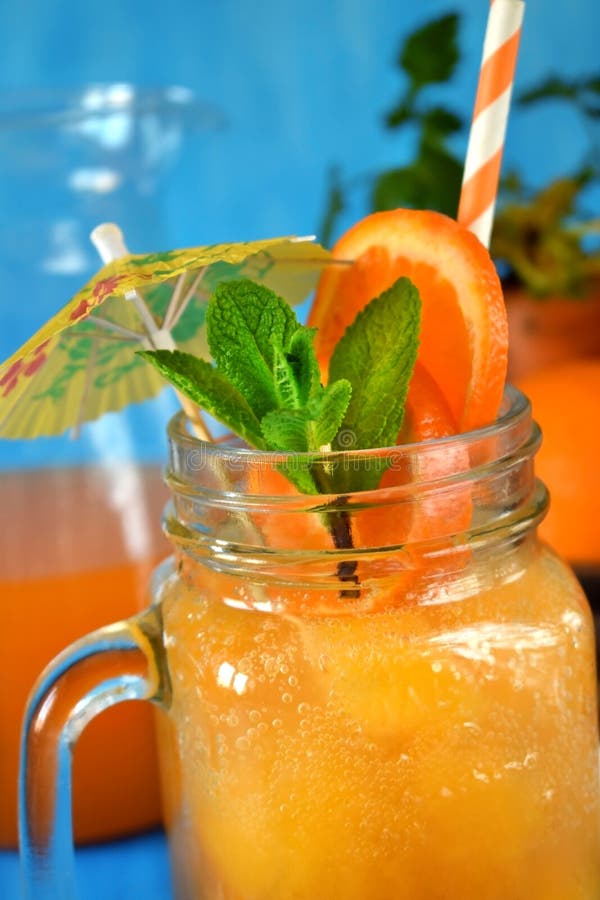 Jugo de la naranja y de zanahoria en un tarro de cristal fotos de archivo Jugo de la naranja y de zanahoria en un tarro de cristal fotos de archivo
