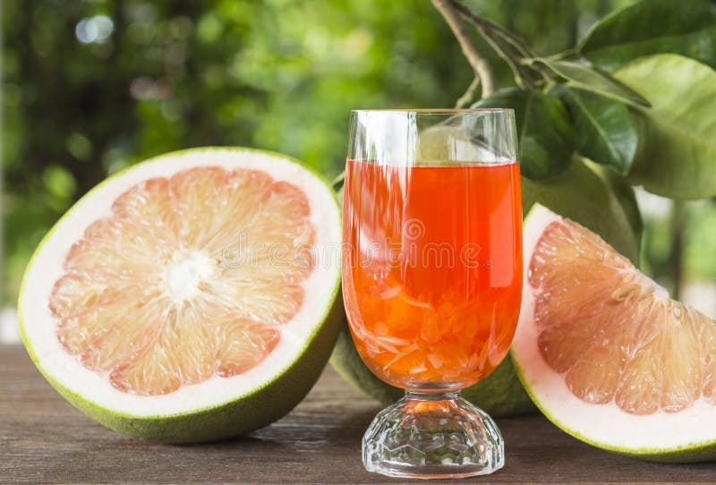Jugo de pomelo foto de archivo. Imagen de maduro, pomelo 64399850