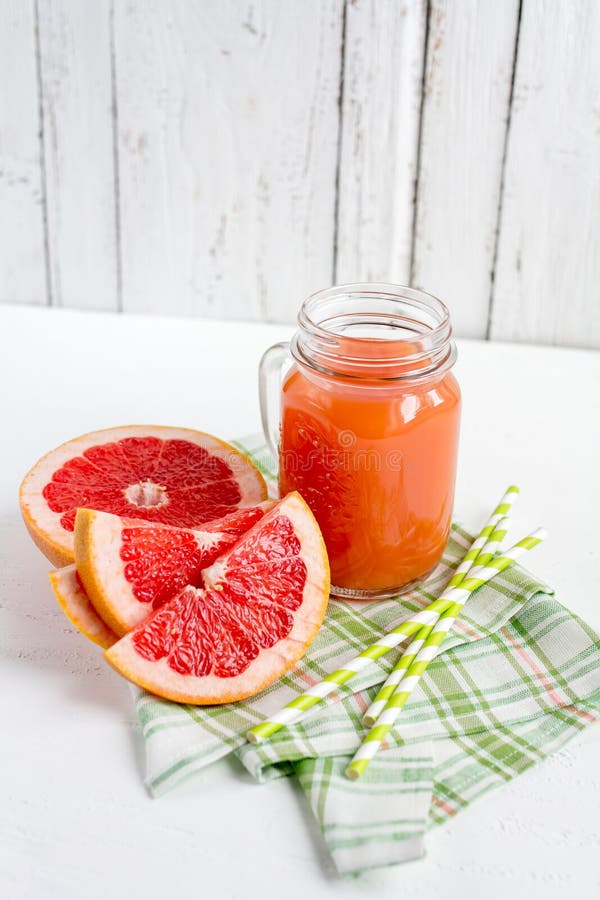 Jugo de pomelo en un tarro foto de archivo. Imagen de fresco 72268538