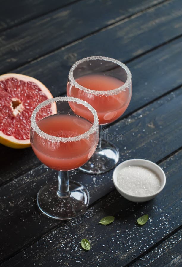 Jugo De Pomelo Fresco En Vidrio Foto de archivo Imagen de gente