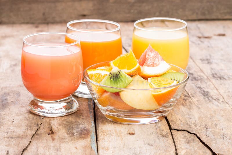 Jugo fresco con la ensalada de fruta en el plato de cristal imágenes de archivo libres de regalías Jugo fresco con la ensalada de fruta en el plato de cristal imágenes de archivo libres de regalías