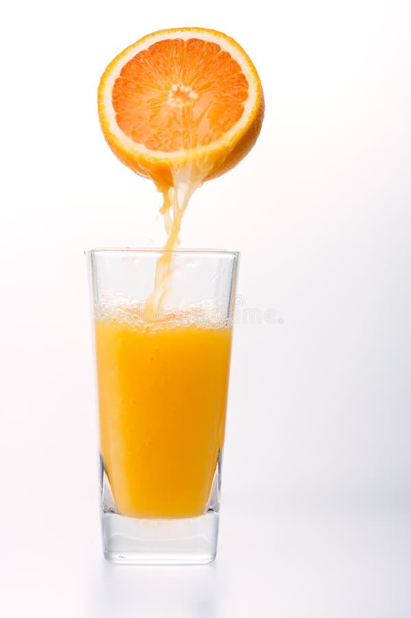 Jugo a verter de naranja foto de archivo libre de regalías Jugo a verter de naranja foto de archivo libre de regalías