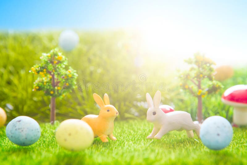 Juguete de los conejos de Pascua en hierba verde de la primavera Cuento de hadas fotos de archivo libres de regalías Juguete de los conejos de Pascua en hierba verde de la primavera Cuento de hadas fotos de archivo libres de regalías