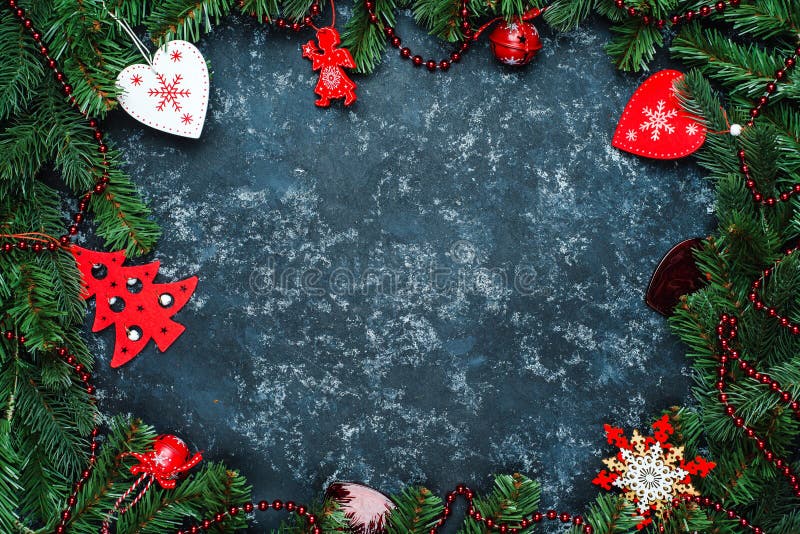 Juguetes de la Navidad del marco de la Navidad y ramas del árbol de navidad, un lugar para el texto, visión superior foto de archivo libre de regalías Juguetes de la Navidad del marco de la Navidad y ramas del árbol de navidad, un lugar para el texto, visión superior foto de archivo libre de regalías