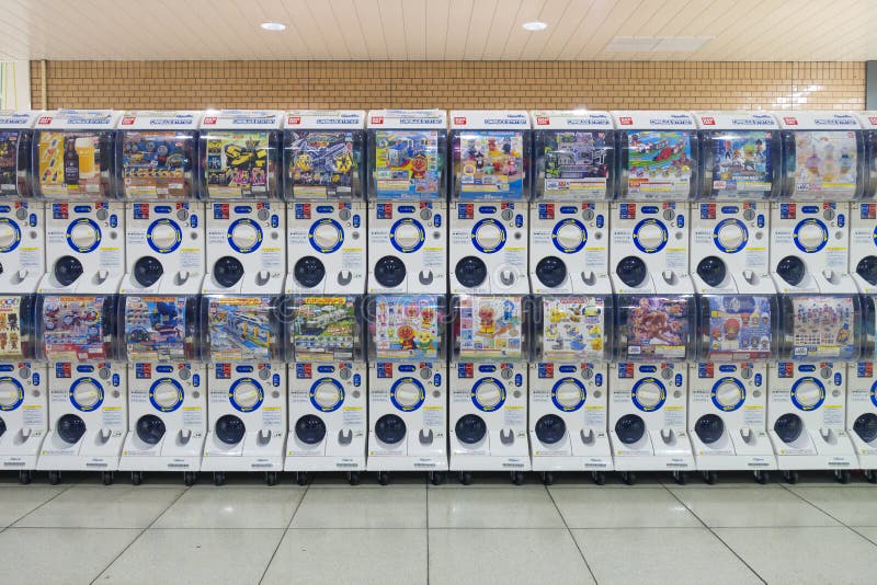 Juguetes De Los Varioys De Gachapon En La Estación De Metro Imagen editorial - Imagen de juguetes, estación: 139743525