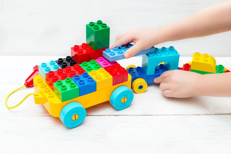 Juguetes Educativos Los Juegos De Niños Con El Diseñador De Lego Foto de archivo - Imagen de juguetes, niños: 107247178