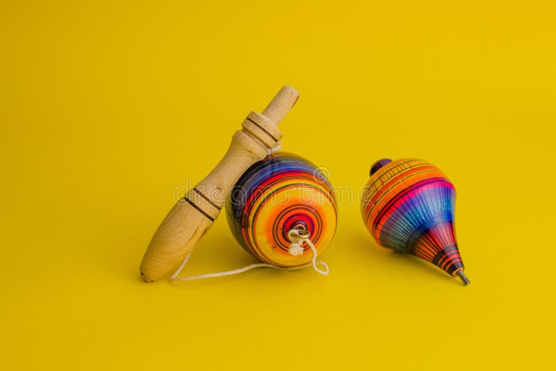 Juguetes Mexicanos De Madera, Del Balero, Del Yoyo Y Del Trompo En México En Un Fondo Amarillo Foto de archivo - Imagen de madera, mexicanos: 153340738