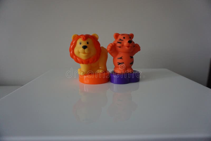 Juguetes plásticos del león y del tigre para el niño foto de archivo Juguetes plásticos del león y del tigre para el niño foto de archivo