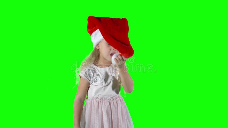 Juguetona niña de 5 años jugando con christmas santa hat. clave cromática