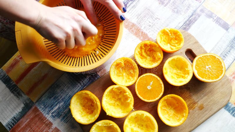 Juicer die oranje vruchtensap maken Sluit omhoog van Juicing-machine en jus d'orangeglas die volledig worden