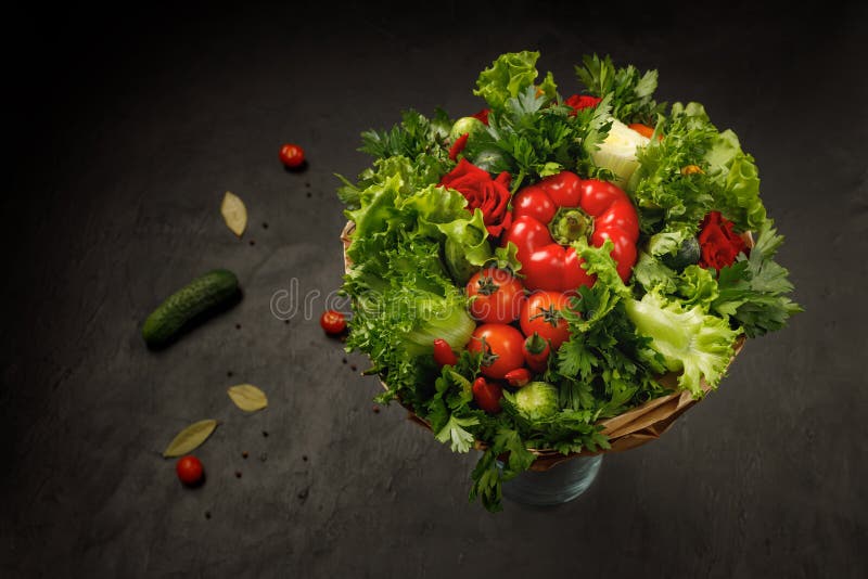 Juicy, fresh and colorful edible bouquet of vegetables on a black background royalty free stock photography Juicy, fresh and colorful edible bouquet of vegetables on a black background royalty free stock photography