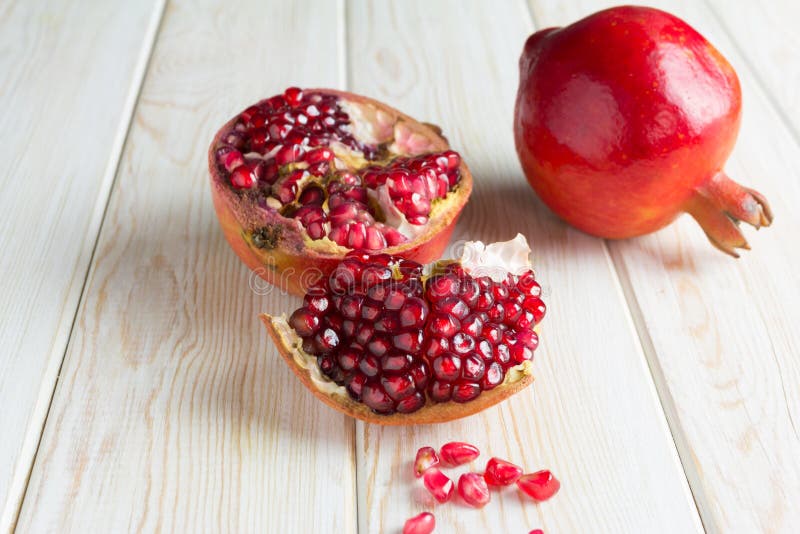 Juicy ρόδια στο ξύλο στοκ φωτογραφία Juicy ρόδια στο ξύλο στοκ φωτογραφία