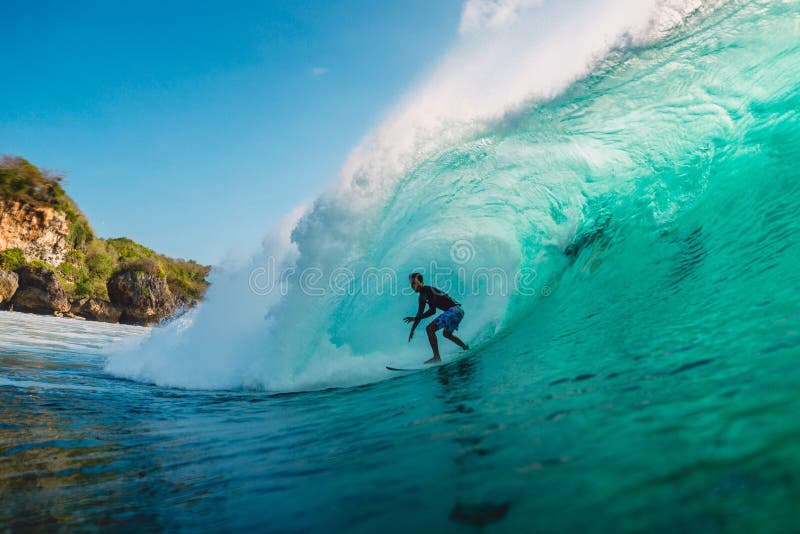 29 JUILLET 2018 Bali, Indonésie Tour de surfer sur la vague de baril Surfer professionnel dans l'océan à de grandes vagues images stock