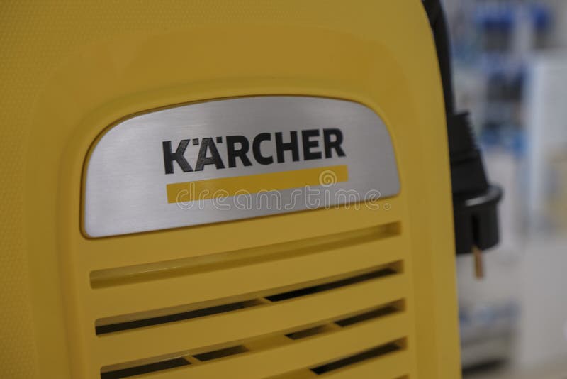 Lavage De Voiture Avec Karcher. L'homme Lave La Voiture Noire Photo stock -  Image du automobile, masculin: 210132448