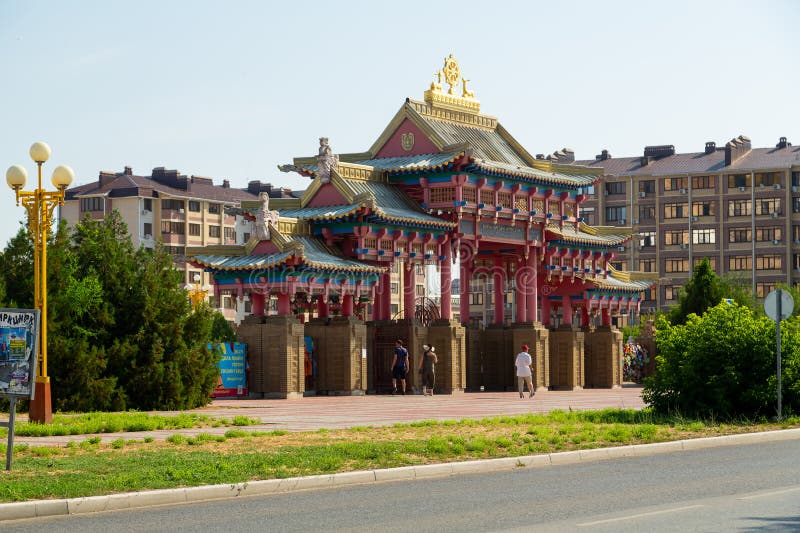 8 juillet 2024 république de russie de kalmykia elista le temple de bouddha shakyamuni vue de loin de la route. photo horizontale.
