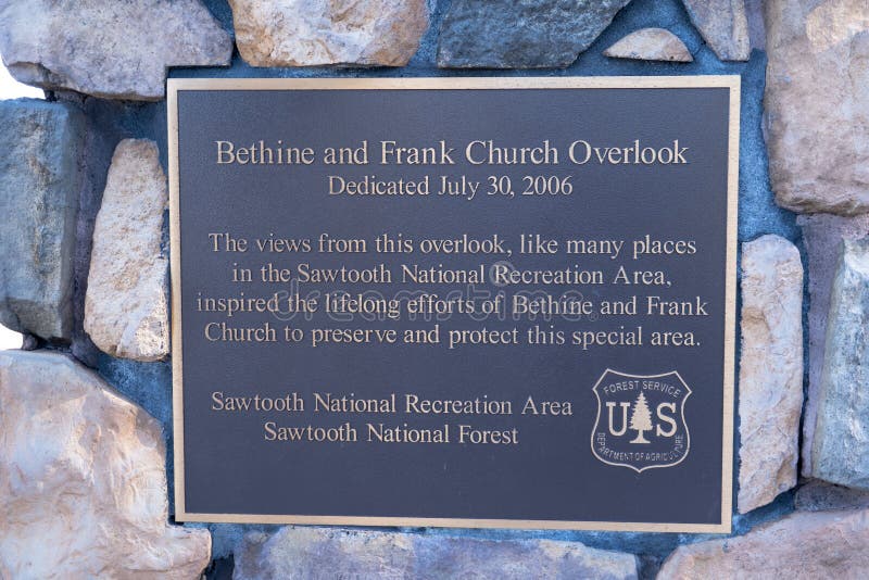 19 JUILLET 2018 - STANLEY, IDENTIFICATION : La plaque commémorative consacrée à Bethine et le Frank Church donnent sur dans la ré photographie stock 19 JUILLET 2018 - STANLEY, IDENTIFICATION : La plaque commémorative consacrée à Bethine et le Frank Church donnent sur dans la ré photographie stock