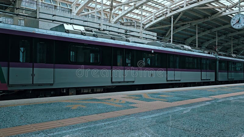 7 juillet 2024 station de métro pune maharashtra départ de la station banque de vidéos