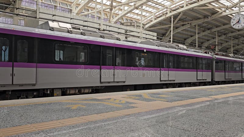 7 juillet 2024 station de métro pune maharashtra pcmc métro départ de la station banque de vidéos