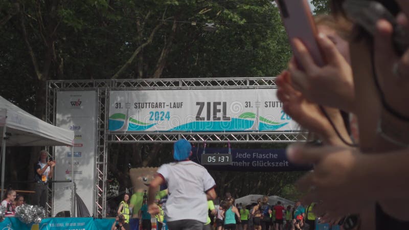 21 juillet 2024 stuttgart allemagne 31. stuttgartlauf am 21. juli 2024 startort am mercedesstrasse. course d'été banque de vidéos