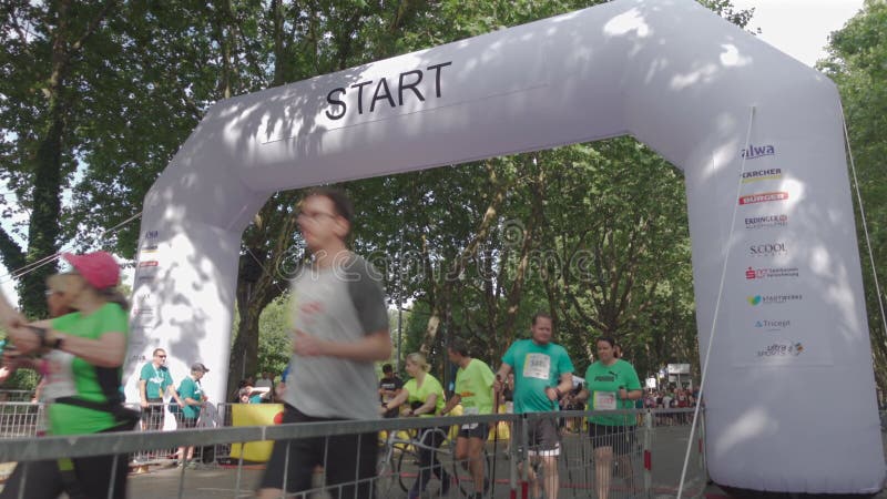 21 juillet 2024 stuttgart allemagne 31. stuttgartlauf am 21. juli 2024 startort am mercedesstrasse. course d'été banque de vidéos